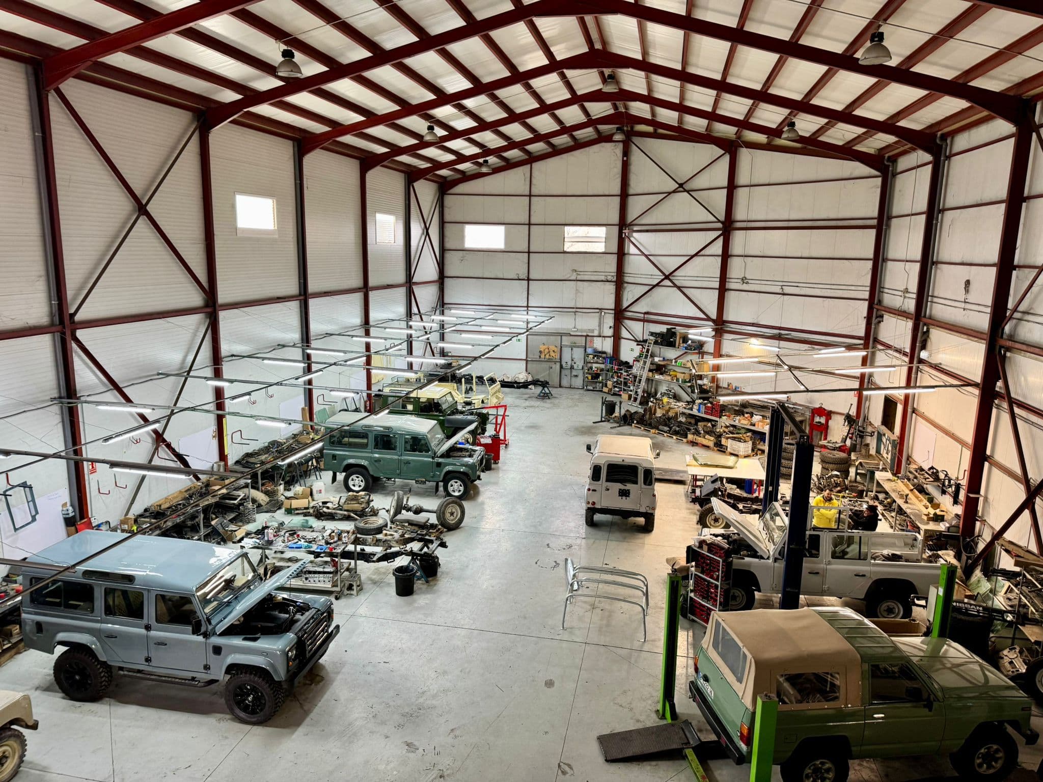 Workshop — Land Rover Defenders in restoration at our atelier