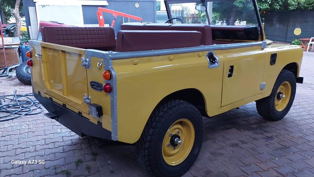 Landrover Series 3 1974. Yellow