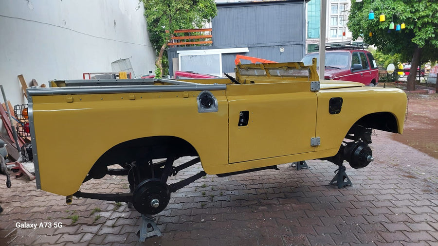 Landrover Series 3 1974. Yellow