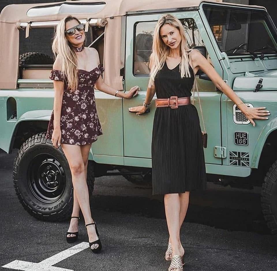 Grasmere green Defender with two women, HUE 166 badge